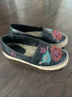 Donald J Pliner Black Leather Embroidered Espadrille’s size 7